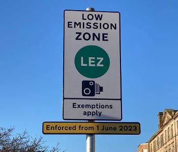 LEZ road signage at Saltmarket area of Glasgow